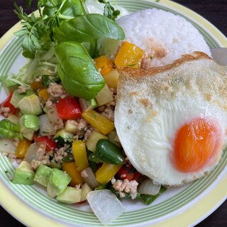 夏のスタミナ食！彩り豊かなガパオライス